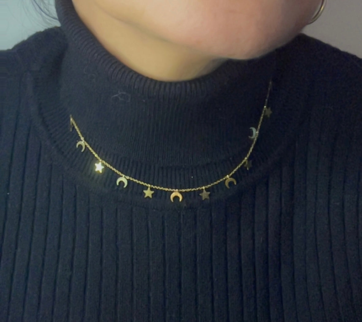 Chaîne, orné de lune et d’étoiles