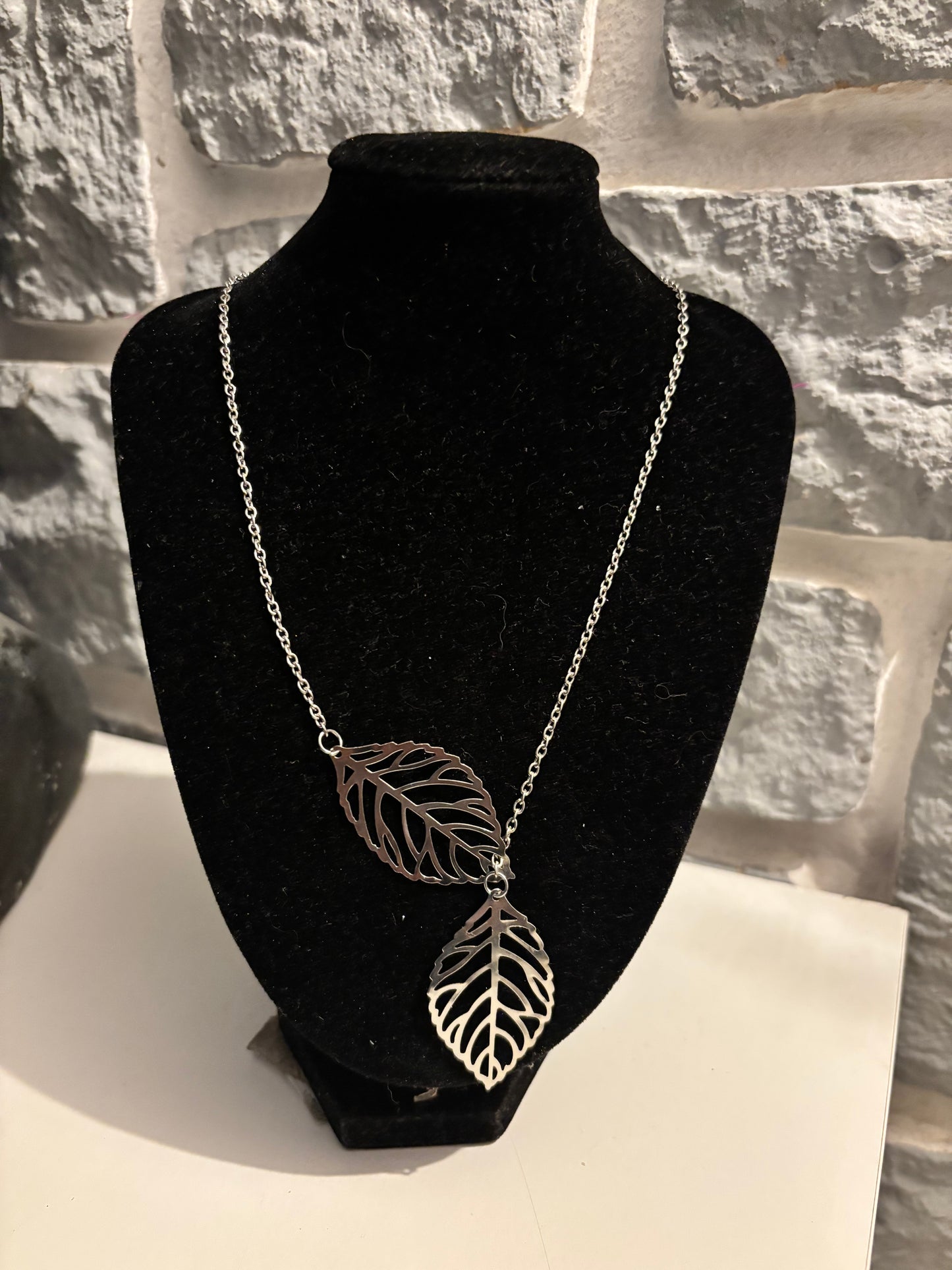 Collier, feuille argenté