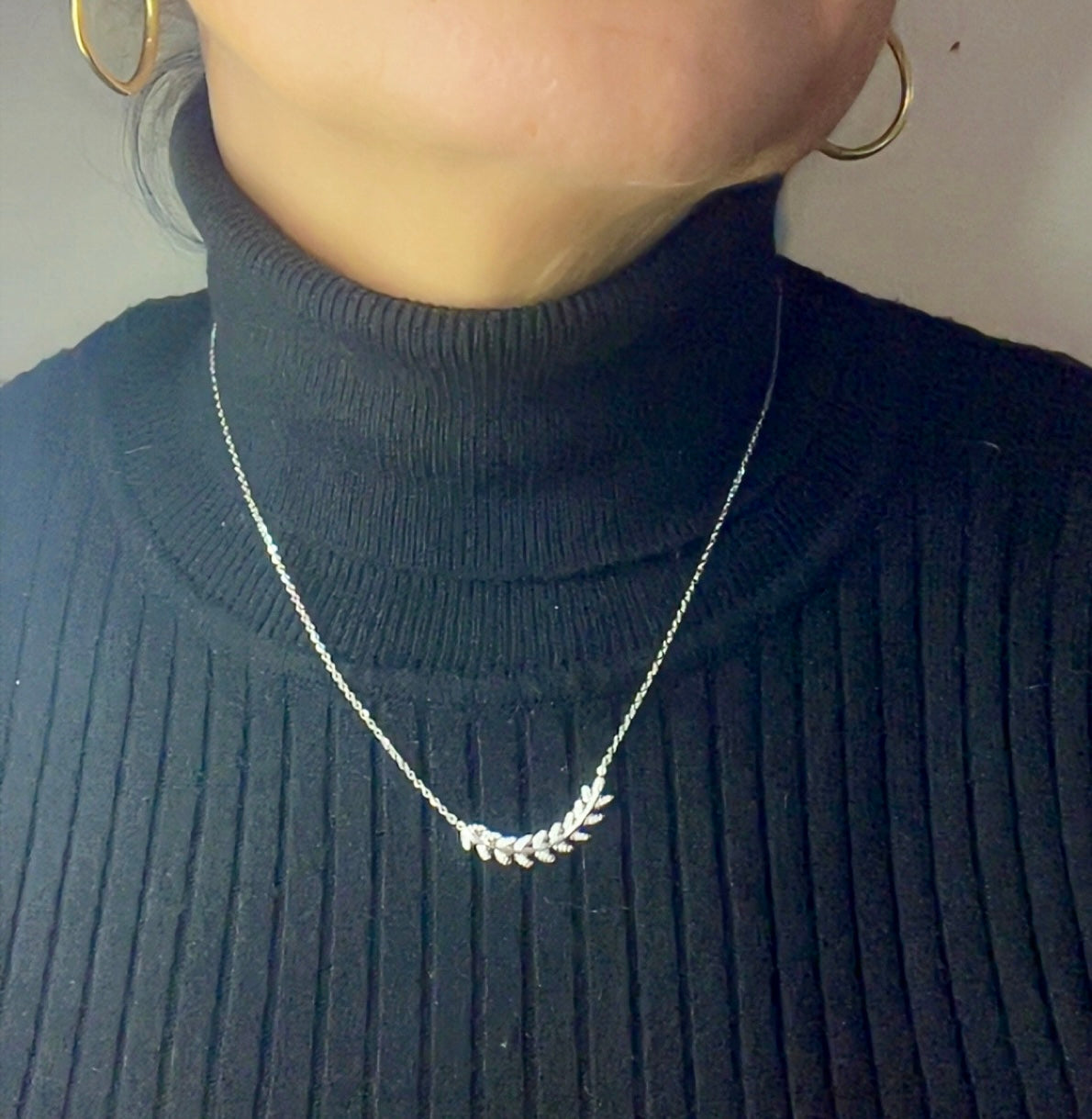 Élégant chaîne, orné d’une couronne de feuilles